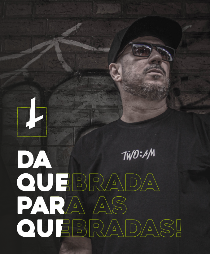 Dj Yzak, vestindo a camiseta da marca twoam, com a legenda "da quebrada para as quebradas"