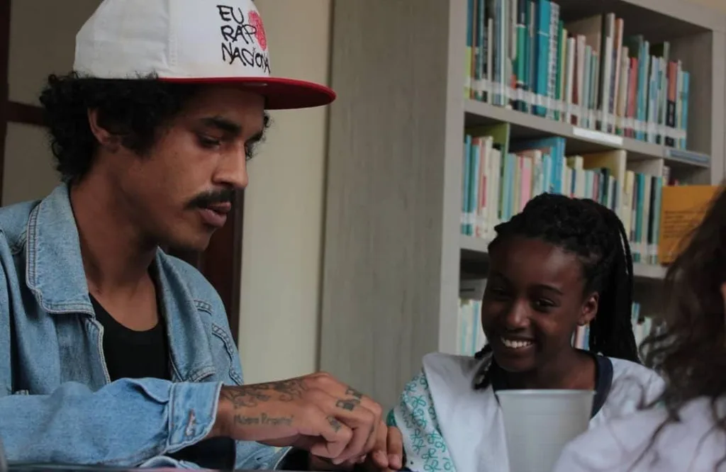 Dez anos de "Poesia que Transborda, Transforma": projeto que fortalece quebradas com escrita, escuta e resistência.